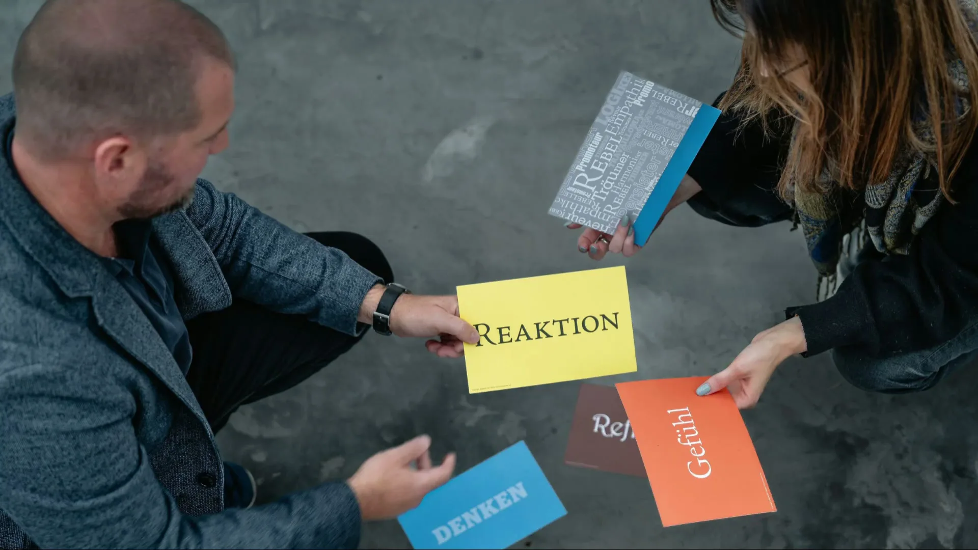 Man in blazer smiles confidently outdoors beside German text about communication and personality.