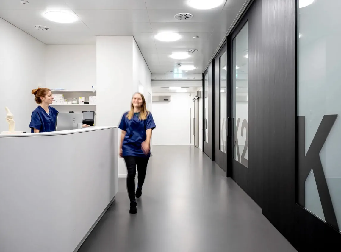 Modernes Operationszimmer im Seechirurgie Zentrum Thalwil am Zürichsee mit warmem Licht und medizinischer Ausstattung für ganzheitliche Patientenbetreuung.