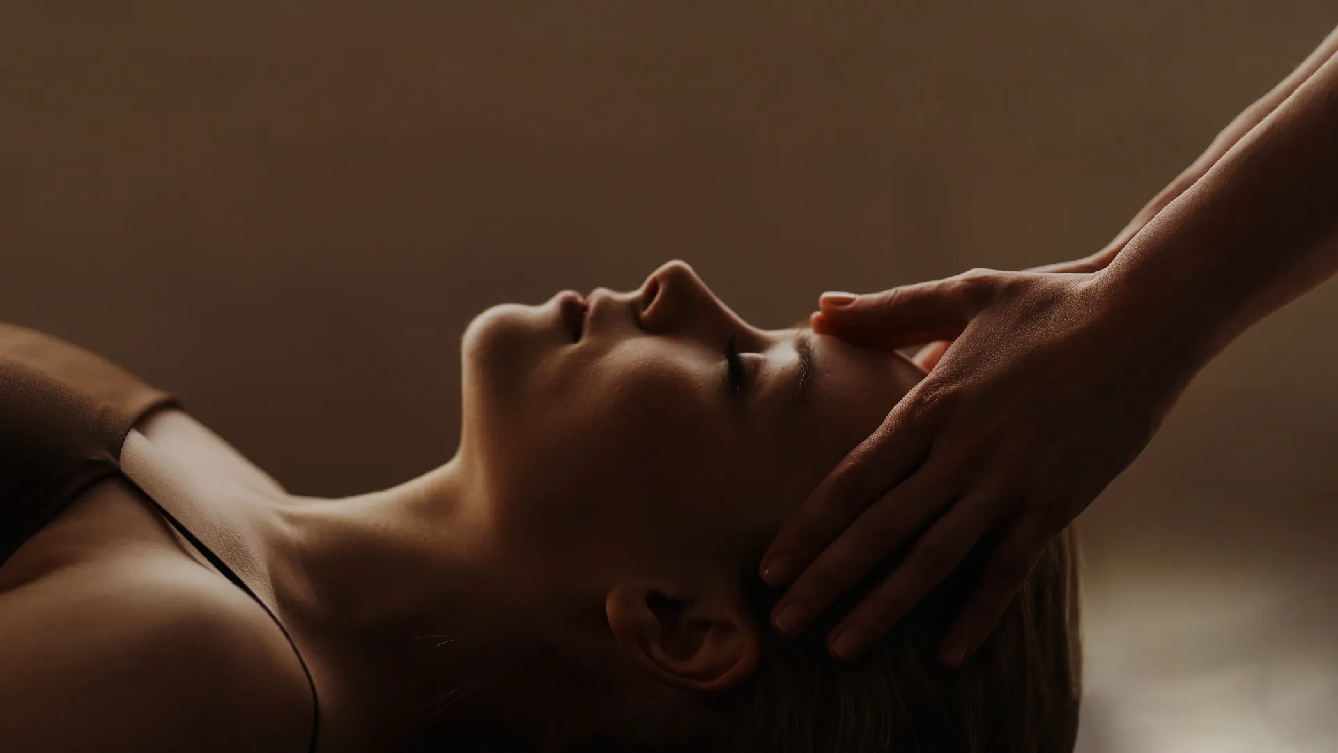 Anita Kappeler-Keller praktiziert Craniosacral-Therapie mit sanften Händen bei einer Patientin in ihrer Praxis in Oberglatt