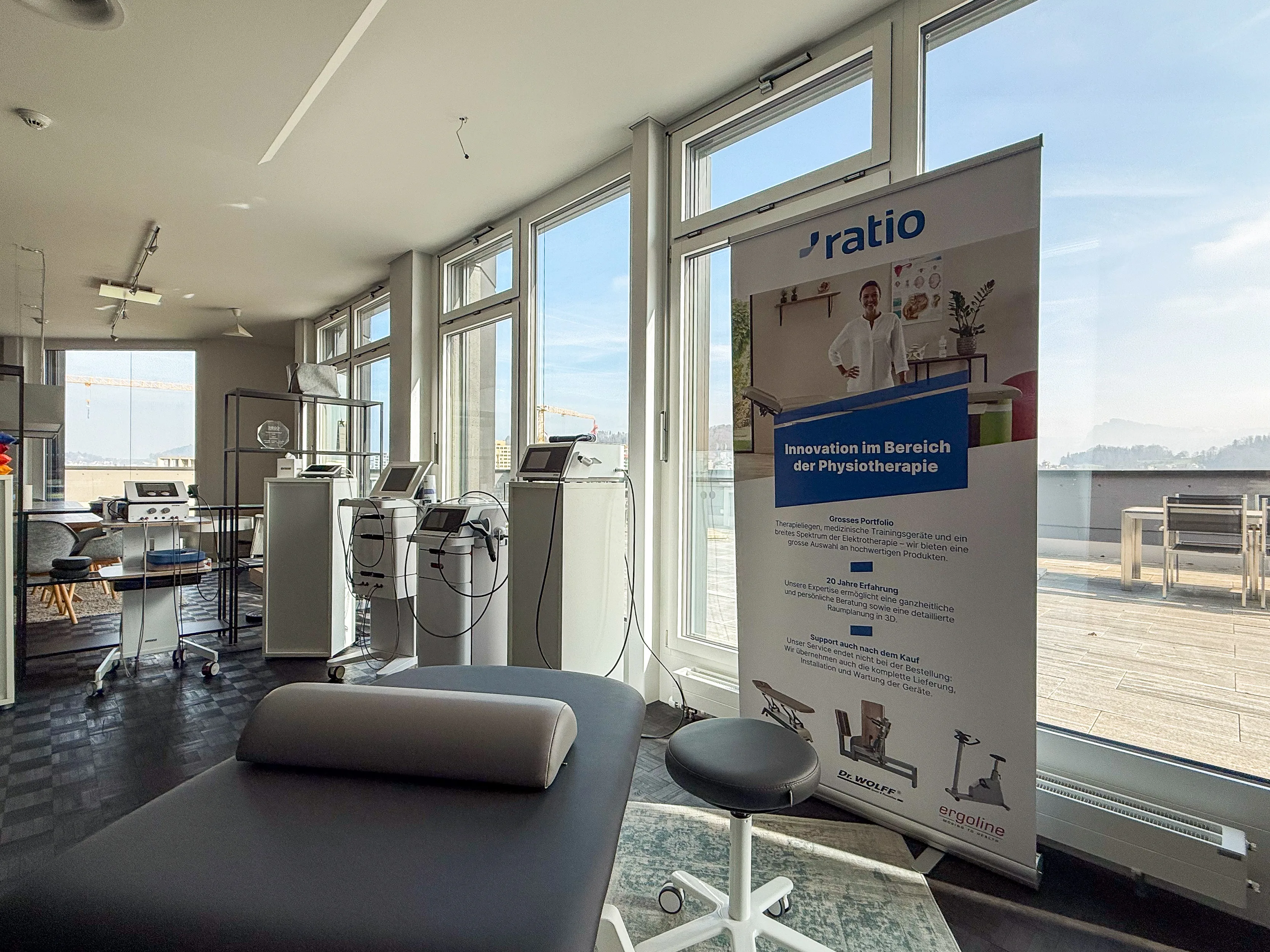 Modernes Physiotherapie-Studio mit Trainingsgeräten, Behandlungsliegen und professioneller Ausstattung für Rehabilitation und Fitness in der Schweiz.